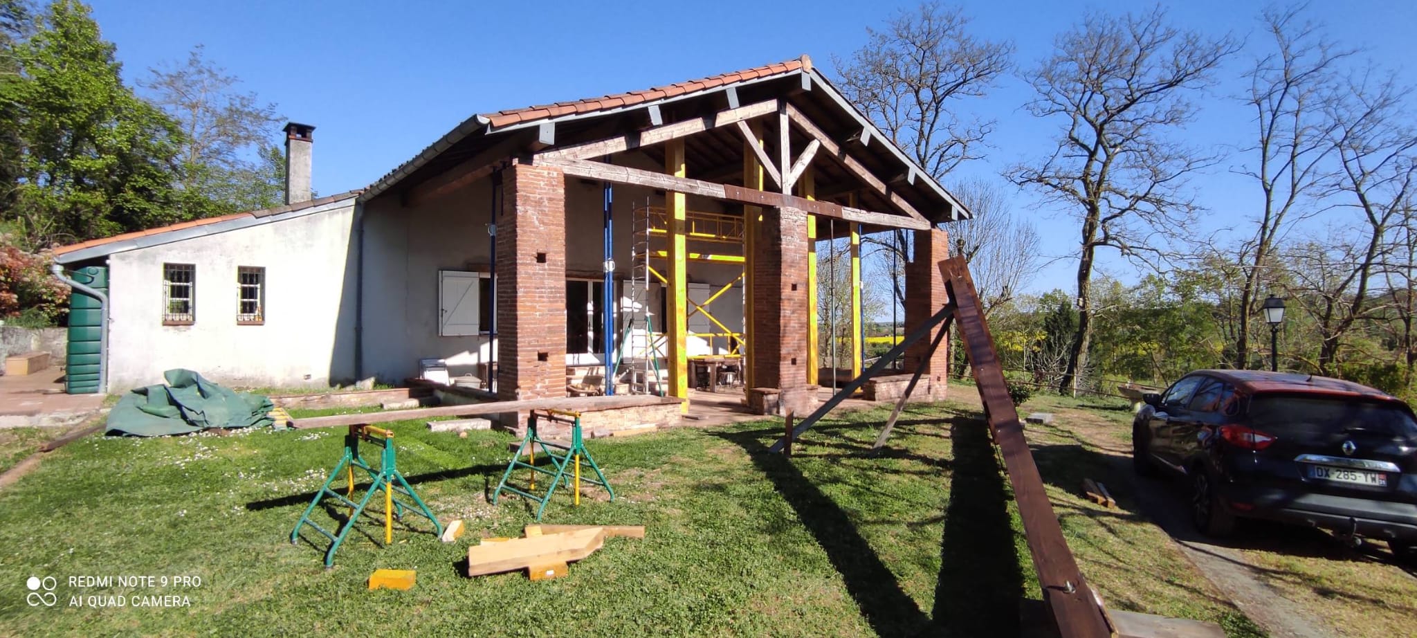 Pignon avant travaux, charpente d'origine encore en place